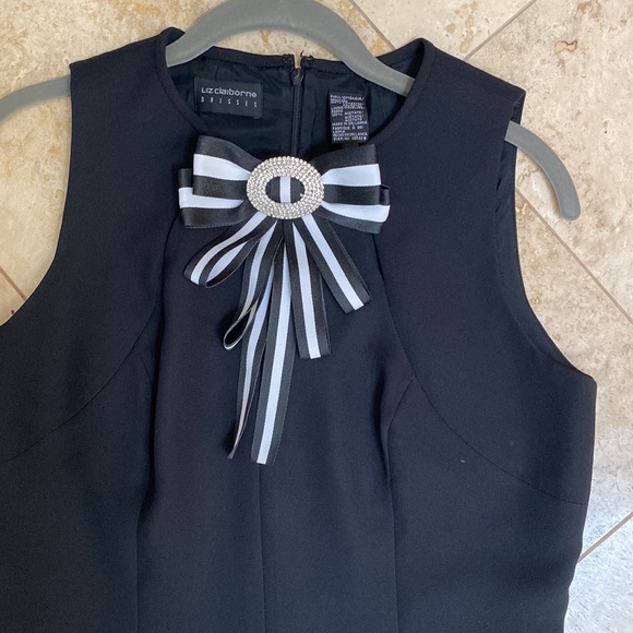 Elegant Bow Accent Black and White - Picture 4 of 6